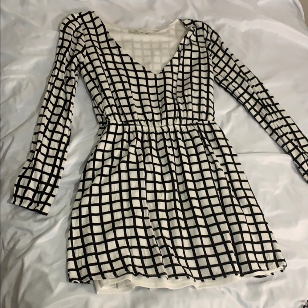 Black and white long sleeve dress